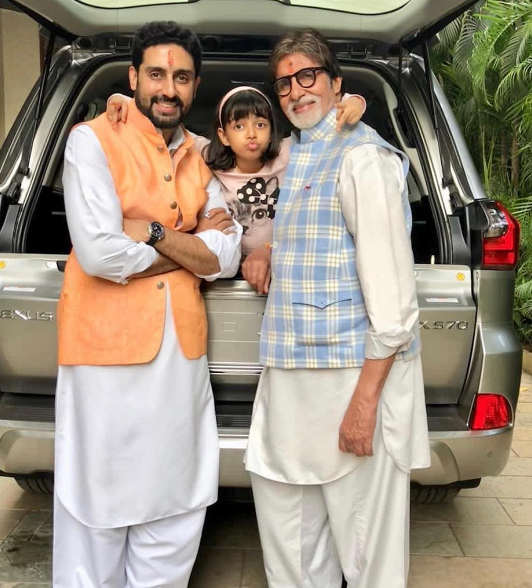 बाबा अमिताभ बच्चन यांच्यासोबत अभिषेकने जवळपास १० सिनेमे केले आहेत. यातला ‘पा’ सिनेमा सगळ्यात वेगळा होता. बाबा अमिताभ बच्चन यांच्यासोबत अभिषेकने जवळपास १० सिनेमे केले आहेत. यातला ‘पा’ सिनेमा सगळ्यात वेगळा होता.
