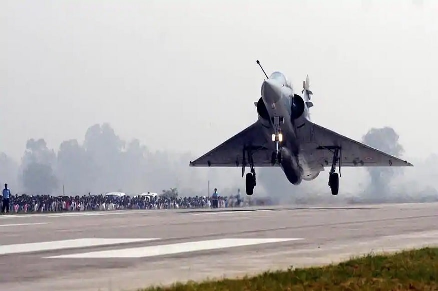 यावेळी भारतीय हवाई दलानं दहशतवादी तळावर 1000 किलोचा बॉम्ब फेकला आहे. त्यामुळे दहशतवाद्यांचं मोठं नुकसान झालं आहे. यावेळी भारतीय हवाई दलानं दहशतवादी तळावर 1000 किलोचा बॉम्ब फेकला आहे. त्यामुळे दहशतवाद्यांचं मोठं नुकसान झालं आहे.