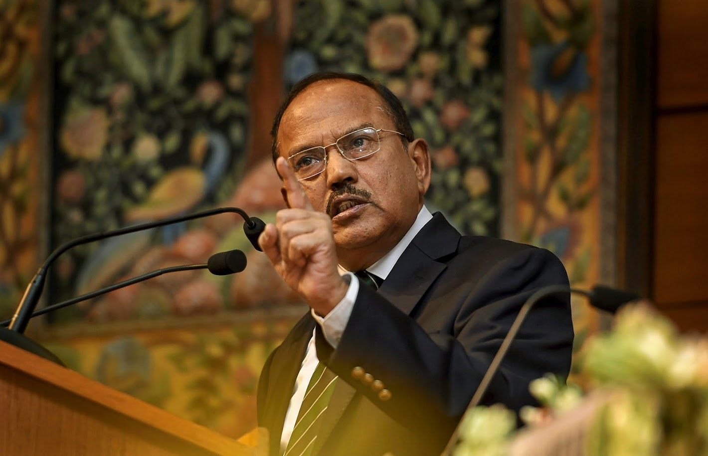 उरी नंतर सर्जिकल स्ट्राईक करून लष्कराने आपल्या सामर्थ्याचं दर्शन घडवलं होतं. अजित डोवाल यांनी या कारवाईची आखणी केली होती. त्यानंतर आताही अजित डोवाल सक्रिय झाले, त्यांनी उच्चस्तरीय बैठकी केल्या. उरी नंतर सर्जिकल स्ट्राईक करून लष्कराने आपल्या सामर्थ्याचं दर्शन घडवलं होतं. अजित डोवाल यांनी या कारवाईची आखणी केली होती. त्यानंतर आताही अजित डोवाल सक्रिय झाले, त्यांनी उच्चस्तरीय बैठकी केल्या.