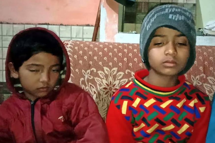 शहीद अजीत यांना दोन मुलं आहेत. त्यांच्या घरात कमवते ते एकटेच होते. अचानक मुलाच्या जाण्याने अजीत यांचे आई- बाबा पूरते कोलमडून पडले आहेत. गावातील लोकांनी अजीत फार शूर होता आणि मनमिळाऊ होता असे सांगितले. तर गावात सध्या फक्त अजीतच्या शौर्याचीच चर्चा सुरू आहे. शहीद अजीत यांना दोन मुलं आहेत. त्यांच्या घरात कमवते ते एकटेच होते. अचानक मुलाच्या जाण्याने अजीत यांचे आई- बाबा पूरते कोलमडून पडले आहेत. गावातील लोकांनी अजीत फार शूर होता आणि मनमिळाऊ होता असे सांगितले. तर गावात सध्या फक्त अजीतच्या शौर्याचीच चर्चा सुरू आहे.