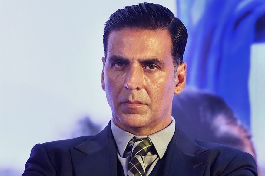 सगळ्यात महत्त्वाचं म्हणजे रात्री लवकर झोपणं. त्याचं असं म्हणणं आहे की रात्री लवकर झोपल्यानं सकाळी लवकर उठायला मदत होते आणि ठरलेला दिनक्रम पाळता येतो. त्यामुळे अक्षय रात्री 9पर्यंत झोपतो.