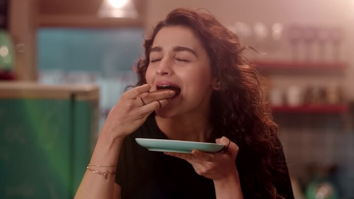 आलिया ब्रेकफास्टला पोहे, अंडी, साखरेशिवाय चहा किंवा काॅफी घेते. त्यानंतर काही तासांनी ती ज्युस, फळं, छोट्या इडल्या आणि सांबार घेते.