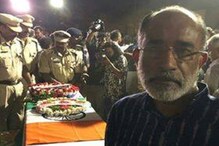 शहीद जवानाच्या पार्थिवासमोर Selfie, मोदींच्या मंत्र्यावर लोकांचा संताप शहीद जवानाच्या पार्थिवासमोर Selfie, मोदींच्या मंत्र्यावर लोकांचा संताप