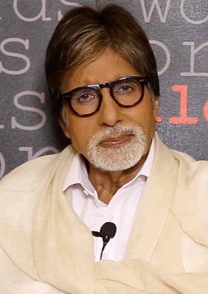 अमिताभ दोन्ही हातांनी लिहू शकतात. ‘कुली’ सिनेमाच्या चित्रीकरणादरम्यान झालेल्या अपघातामुळे त्यांच्या उजव्या हाताला दुखापत झाली होती. अनेक दिवस ते लिहू शकत नव्हते. यामुळे त्यांनी डाव्या हाताने लिहायला सुरुवात केली. त्यांनी ही सवय नंतर मोडू दिली नाही. आजही ते डाव्या हाताने लिहू शकतात. अमिताभ दोन्ही हातांनी लिहू शकतात. ‘कुली’ सिनेमाच्या चित्रीकरणादरम्यान झालेल्या अपघातामुळे त्यांच्या उजव्या हाताला दुखापत झाली होती. अनेक दिवस ते लिहू शकत नव्हते. यामुळे त्यांनी डाव्या हाताने लिहायला सुरुवात केली. त्यांनी ही सवय नंतर मोडू दिली नाही. आजही ते डाव्या हाताने लिहू शकतात.