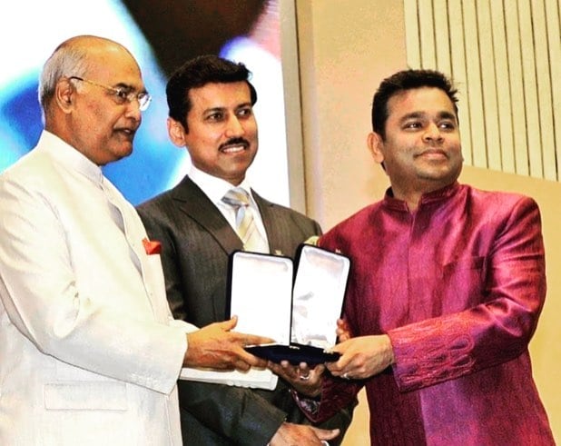 नुकतीच या सिनेमाला १० वर्ष पूर्ण झाल्याबद्दल एक पार्टी ठेवण्यात आली होती. या पार्टीत रेहमानने एक धक्कादायक खुलासा केला. नुकतीच या सिनेमाला १० वर्ष पूर्ण झाल्याबद्दल एक पार्टी ठेवण्यात आली होती. या पार्टीत रेहमानने एक धक्कादायक खुलासा केला.