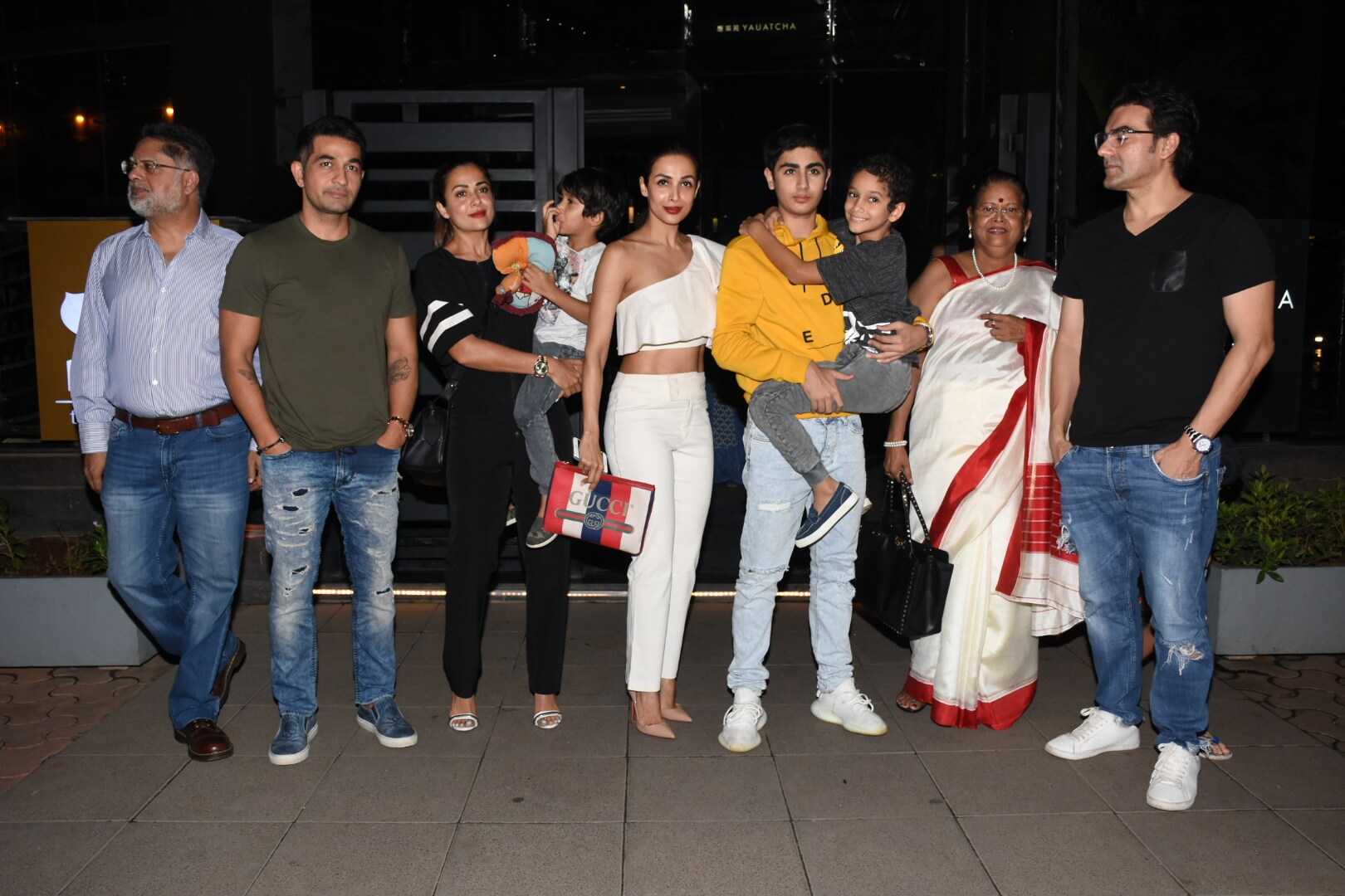 घटस्फोटानंतर अरहानची कस्टडी आईकडे राहिली. अरहान शक्यतो लाइमलाइटपासून दूर राहतो. नुकातच तो आईसोबत अर्जुन कपूरला भेटला होता. अरहानची मलायका आणि अर्जुनसोबतचे फोटो चांगलेच व्हायरल झाले होते. दरम्यान, मलायकाने करिना कपूरच्या चॅट शोमध्ये घटस्फोटानंतरची अरहानची प्रतिक्रियाही सांगितली. घटस्फोटानंतर अरहानची कस्टडी आईकडे राहिली. अरहान शक्यतो लाइमलाइटपासून दूर राहतो. नुकातच तो आईसोबत अर्जुन कपूरला भेटला होता. अरहानची मलायका आणि अर्जुनसोबतचे फोटो चांगलेच व्हायरल झाले होते. दरम्यान, मलायकाने करिना कपूरच्या चॅट शोमध्ये घटस्फोटानंतरची अरहानची प्रतिक्रियाही सांगितली.