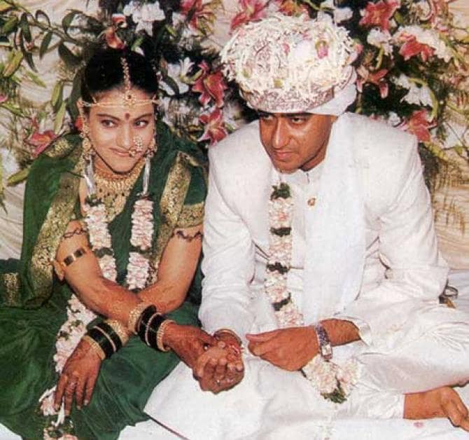 काजोलच्या करिअरचा सुवर्ण काळ सुरू असताना तिने अजयशी लग्न केलं. अजय आणि काजोलची जोडी पहिल्यांदा 1995 मध्ये प्रदर्शित झालेल्या हलचल सिनेमात दिसली. काजोलच्या करिअरचा सुवर्ण काळ सुरू असताना तिने अजयशी लग्न केलं. अजय आणि काजोलची जोडी पहिल्यांदा 1995 मध्ये प्रदर्शित झालेल्या हलचल सिनेमात दिसली.