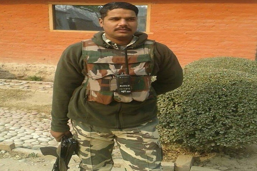जम्मू-काश्मीरमध्ये पुलवामामध्ये झालेल्या दहशतवादी हल्ल्यात चंदौली इथे राहणारे अवधेश यादव शहीद झाले. अवधेश 45व्या बटालियनमध्ये होते. त्यांच्या आईला आपला मुलगा आता या जगात नाही हे माहीत नाही. त्यांना कॅन्सर आहे. आपल्या मुलाची ते वाट पाहतायत. जम्मू-काश्मीरमध्ये पुलवामामध्ये झालेल्या दहशतवादी हल्ल्यात चंदौली इथे राहणारे अवधेश यादव शहीद झाले. अवधेश 45व्या बटालियनमध्ये होते. त्यांच्या आईला आपला मुलगा आता या जगात नाही हे माहीत नाही. त्यांना कॅन्सर आहे. आपल्या मुलाची ते वाट पाहतायत.