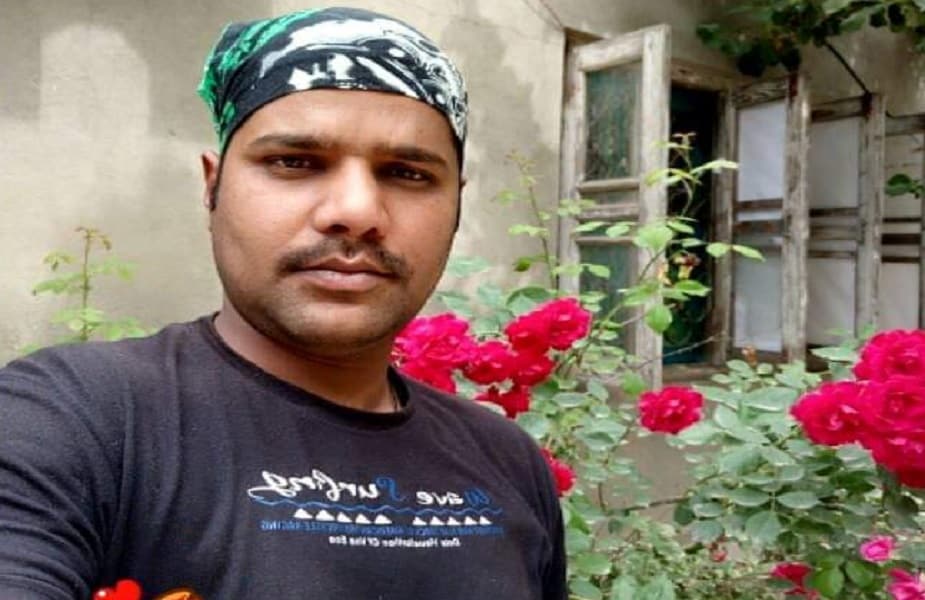 अवधेश यादव शहीद झाल्याची बातमी पोचताच गाव शोकसागरात बुडालंय. अवधेश मुगलसराय कोतवालीच्या बहादुरपुर गावातले आहेत. अवधेश यादव शहीद झाल्याची बातमी पोचताच गाव शोकसागरात बुडालंय. अवधेश मुगलसराय कोतवालीच्या बहादुरपुर गावातले आहेत.