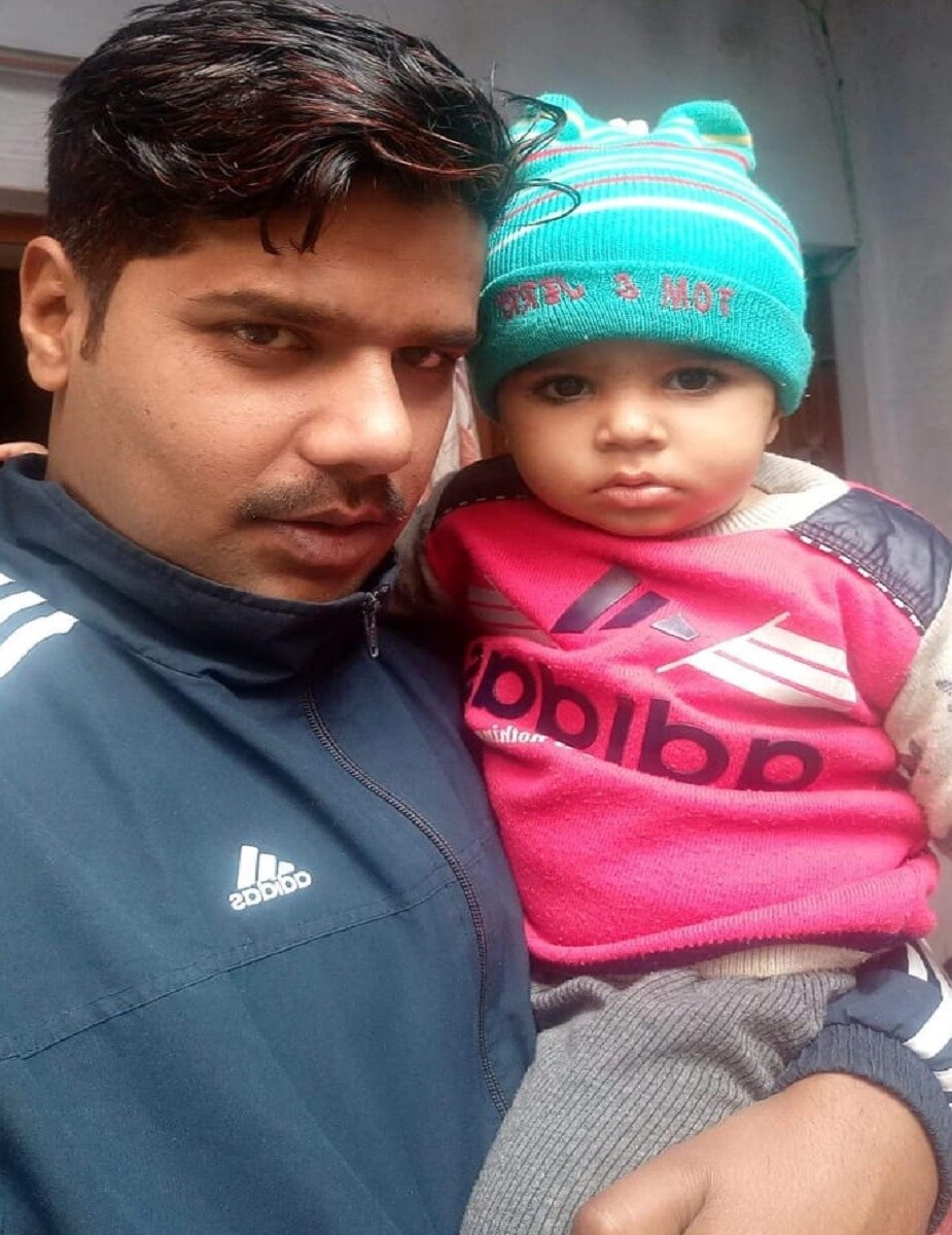 2010मध्ये अवधेश यादव सैन्यात भर्ती झाले होते. त्यानंतर त्यांनी 2014मध्ये शिल्पी यादवशी लग्न केलं. त्यांना निखिल हा एक वर्षांचा मुलगा आहे. अवधेश 45व्या तुकडीत रेडिओ आॅपरेटर होते. 2010मध्ये अवधेश यादव सैन्यात भर्ती झाले होते. त्यानंतर त्यांनी 2014मध्ये शिल्पी यादवशी लग्न केलं. त्यांना निखिल हा एक वर्षांचा मुलगा आहे. अवधेश 45व्या तुकडीत रेडिओ आॅपरेटर होते.