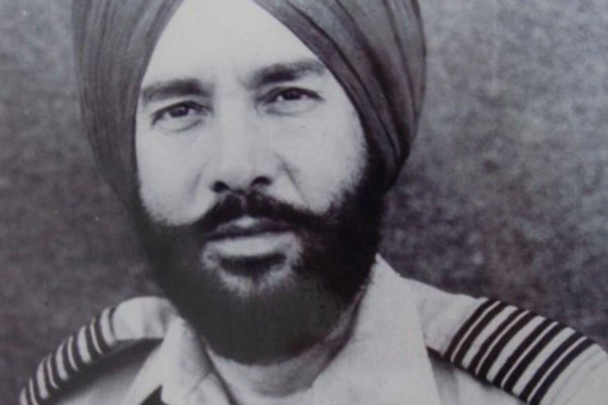 पहिल्यांदा 1965मध्ये भारत पाक – युद्धादरम्यान दोन्ही देशांची हवाई दलं समोरासमोर उभी ठाकली. यामध्ये भारतानं पाकची 73 तर, पाकनं भारताची 35 विमानं पाडलं. युद्धात स्क्वाड्रन लीडर बृजपाल सिंह सिकंद यांना पाकिस्ताननं पकडलं. पहिल्यांदा 1965मध्ये भारत पाक – युद्धादरम्यान दोन्ही देशांची हवाई दलं समोरासमोर उभी ठाकली. यामध्ये भारतानं पाकची 73 तर, पाकनं भारताची 35 विमानं पाडलं. युद्धात स्क्वाड्रन लीडर बृजपाल सिंह सिकंद यांना पाकिस्ताननं पकडलं.