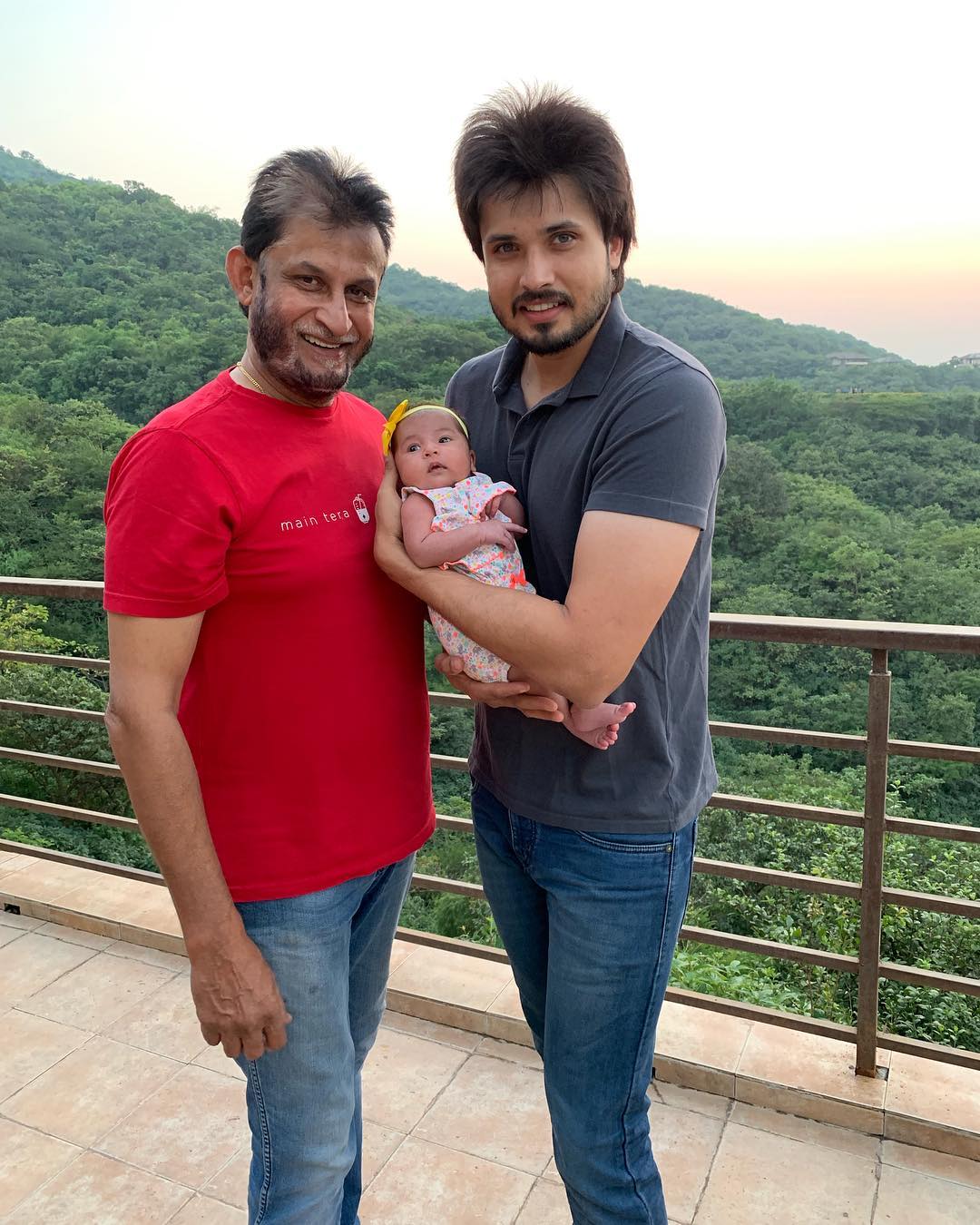 संदीप पाटील हे मधल्या फळीतले फलंदाज होते. चिराग कधीही व्यावसायिक क्रिकेट खेळला नसल्यामुळे, व्यक्तिरेखा कशी साकारावी याचा विचार तो सध्या करत आहे. संदीप पाटील हे मधल्या फळीतले फलंदाज होते. चिराग कधीही व्यावसायिक क्रिकेट खेळला नसल्यामुळे, व्यक्तिरेखा कशी साकारावी याचा विचार तो सध्या करत आहे.
