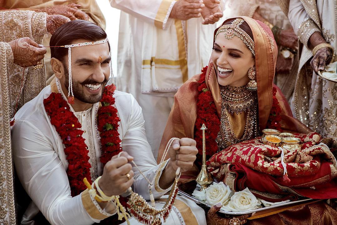 दीपिका पदुकोण- बॉलिवूडची पद्मावत म्हणजे दीपिका पदुकोणने अभिनेता रणवीर सिंगशी गेल्यावर्षी नोव्हेंबरमध्ये इटलीत लग्न केलं. लग्नानंतर दोघांनी बंगळुरू मुंबई आणि दिल्लीमध्ये ग्रँड रिसेप्शन ठेवलं होतं. दोघांची पहिली भेट २०१३ मध्ये गोलियों की रासलीला- रामलीला सिनेमाच्या सेटवर झाली होती. लग्नानंतरचा दोघांचा हा पहिला व्हॅलेंटाइन डे आहे. दीपिका पदुकोण- बॉलिवूडची पद्मावत म्हणजे दीपिका पदुकोणने अभिनेता रणवीर सिंगशी गेल्यावर्षी नोव्हेंबरमध्ये इटलीत लग्न केलं. लग्नानंतर दोघांनी बंगळुरू मुंबई आणि दिल्लीमध्ये ग्रँड रिसेप्शन ठेवलं होतं. दोघांची पहिली भेट २०१३ मध्ये गोलियों की रासलीला- रामलीला सिनेमाच्या सेटवर झाली होती. लग्नानंतरचा दोघांचा हा पहिला व्हॅलेंटाइन डे आहे.