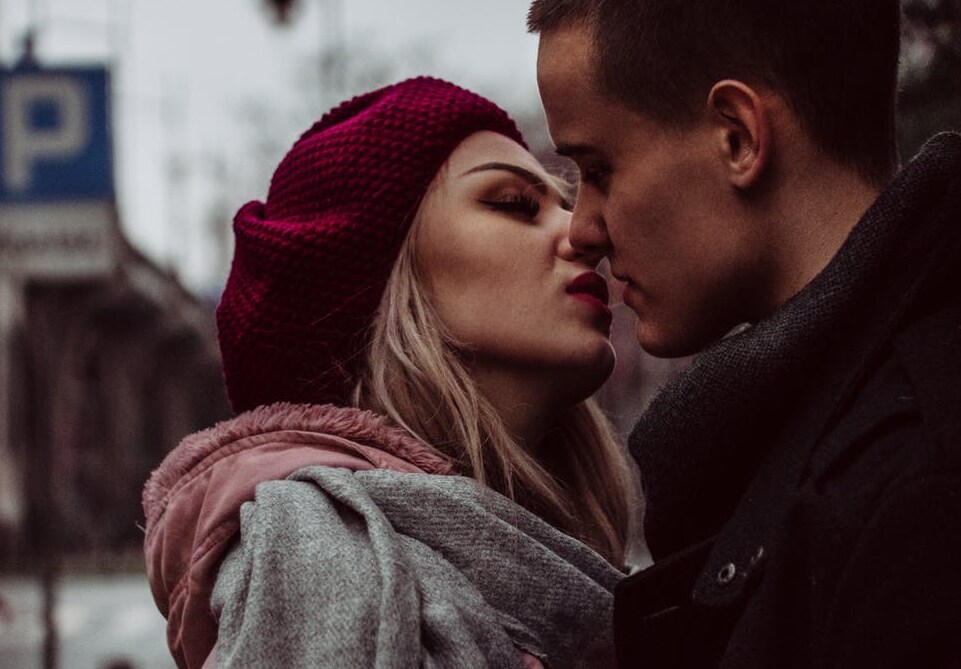 एकमेकांच्या ओठांचा KISS घेताना दोघं एकमेकांत हरवून जातात. त्याला Eskimo Kiss म्हणतात. उत्कट प्रेमाचा तो आविष्कार आहे. एकमेकांच्या ओठांचा KISS घेताना दोघं एकमेकांत हरवून जातात. त्याला Eskimo Kiss म्हणतात. उत्कट प्रेमाचा तो आविष्कार आहे.