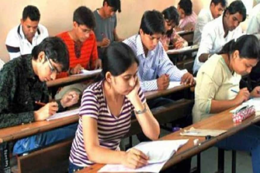 सध्या परीक्षांचा काळ आहे. लवकरच 10वी,12वी परीक्षा सुरू होतील. सगळे जण अभ्यासाला लागलेत. परीक्षेच्या काळात तणाव कमी करण्यासाठी आहारात ठराविक पदार्थ ठेवलेत तर नक्कीच फायदा होईल. सध्या परीक्षांचा काळ आहे. लवकरच 10वी,12वी परीक्षा सुरू होतील. सगळे जण अभ्यासाला लागलेत. परीक्षेच्या काळात तणाव कमी करण्यासाठी आहारात ठराविक पदार्थ ठेवलेत तर नक्कीच फायदा होईल.