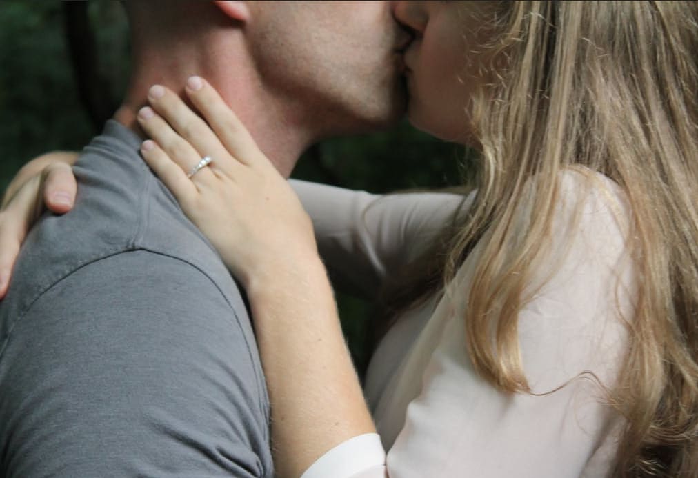 जोडीदार चुंबन घेताना जीभ तोंडात घालत असेल तर त्याला French Kiss म्हणतात. यात जास्त उत्तेजना असते. जोडीदार चुंबन घेताना जीभ तोंडात घालत असेल तर त्याला French Kiss म्हणतात. यात जास्त उत्तेजना असते.