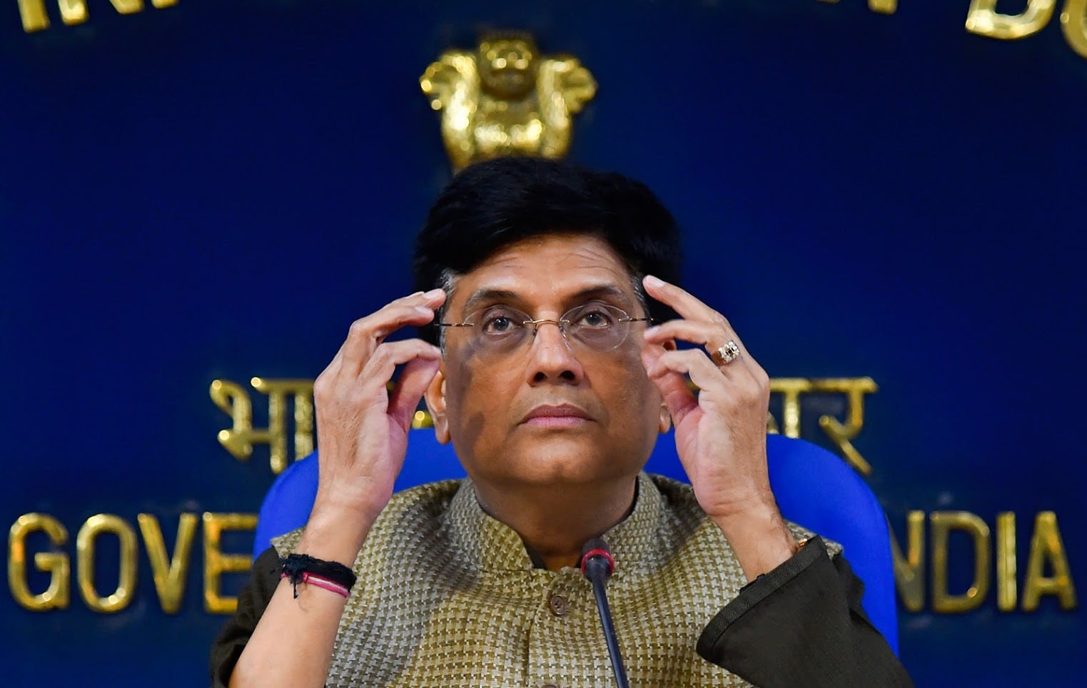 पियूष गोयल यांनी स्टँडर्ड डिडक्शनमध्ये वाढ केल्याची घोषणा केली. स्टँडर्ड डिडक्शन 40000 ऐवजी झाले 50000 पियूष गोयल यांनी स्टँडर्ड डिडक्शनमध्ये वाढ केल्याची घोषणा केली. स्टँडर्ड डिडक्शन 40000 ऐवजी झाले 50000