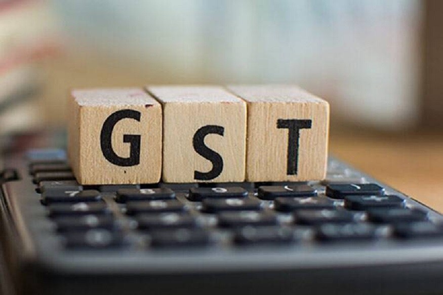 या वर्षाच्या गुड्स अँड सर्विसेस टॅक्स (GST) च्या 32व्या मीटिंगमध्ये 3 मोठे निर्णय घेण्यात आलेत. याचा फायदा छोट्या व्यापाऱ्यांना होणार. ज्यांची वार्षिक उलाढाल 40लाखपर्यंत आहे त्यांना रजिस्ट्रेशनची गरज नाही. यामुळे 20 लाख व्यापाऱ्यांना फायदा होणार. या वर्षाच्या गुड्स अँड सर्विसेस टॅक्स (GST) च्या 32व्या मीटिंगमध्ये 3 मोठे निर्णय घेण्यात आलेत. याचा फायदा छोट्या व्यापाऱ्यांना होणार. ज्यांची वार्षिक उलाढाल 40लाखपर्यंत आहे त्यांना रजिस्ट्रेशनची गरज नाही. यामुळे 20 लाख व्यापाऱ्यांना फायदा होणार.