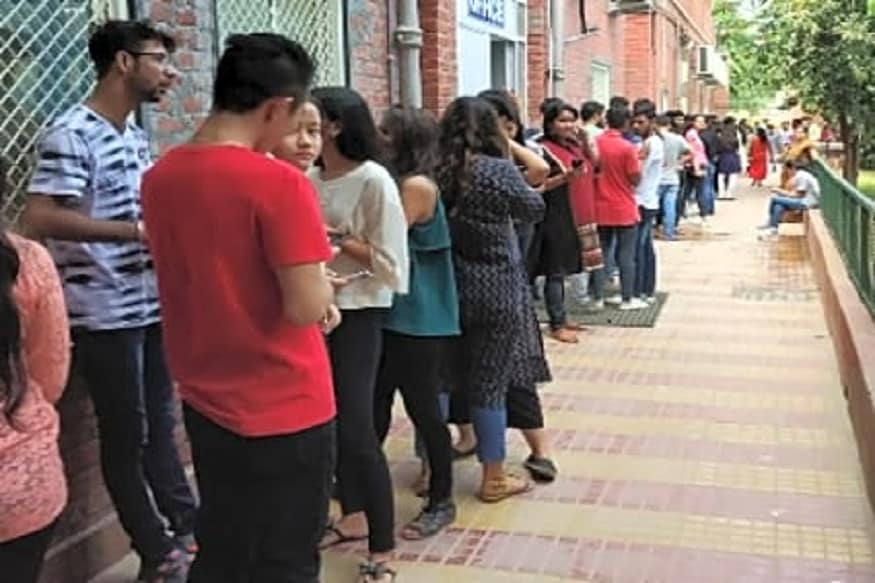 काही दिवसांपूर्वी एनएसएसओचा रिपोर्ट लिक झाल्यानं सरकारची मोठी गोची झाली. या रिपोर्टनुसार मागील 45 वर्षाच्या तुलनेत 2017 – 18 साली बेरोजगारांचं प्रमाण हे 6.1 टक्क्यानं वाढलं आहे. सरकारनं मात्र हा रिपोर्ट जारी केलेला नाही. त्यावरून सरकारला बरीच सारवासारव देखील करावी लागली होती. काही दिवसांपूर्वी एनएसएसओचा रिपोर्ट लिक झाल्यानं सरकारची मोठी गोची झाली. या रिपोर्टनुसार मागील 45 वर्षाच्या तुलनेत 2017 – 18 साली बेरोजगारांचं प्रमाण हे 6.1 टक्क्यानं वाढलं आहे. सरकारनं मात्र हा रिपोर्ट जारी केलेला नाही. त्यावरून सरकारला बरीच सारवासारव देखील करावी लागली होती.