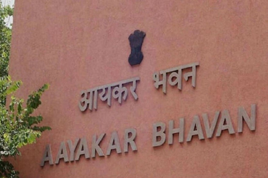 इनकम टॅक्स डिपार्टमेंट (Income Tax Department) ई रिफंड सुरू करेल. तो पॅन कार्ड जोडलं असलेल्या बँक अकाऊंटमध्ये थेट येऊ शकतो. 1 मार्च 2019पासून IT डिपार्टमेंट ई मोडमधून रिफंड देईल. इनकम टॅक्स डिपार्टमेंट (Income Tax Department) ई रिफंड सुरू करेल. तो पॅन कार्ड जोडलं असलेल्या बँक अकाऊंटमध्ये थेट येऊ शकतो. 1 मार्च 2019पासून IT डिपार्टमेंट ई मोडमधून रिफंड देईल.