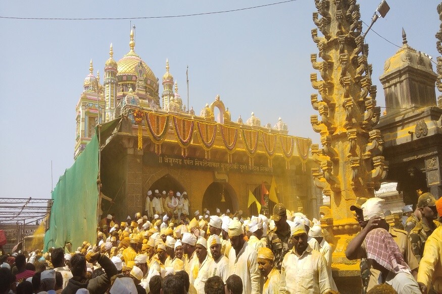 दुपारी 1 वाजता पेशव्यांच्या इशारतीनंतर खांदेकरी मानकरी मंडळींनी देवाची उत्सवमूर्ती असलेली पालखी खांद्यावर उचलली. दुपारी 1 वाजता पेशव्यांच्या इशारतीनंतर खांदेकरी मानकरी मंडळींनी देवाची उत्सवमूर्ती असलेली पालखी खांद्यावर उचलली.