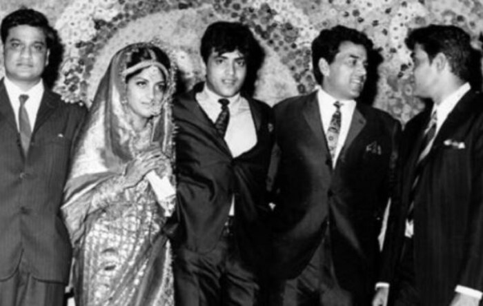 जितेंद्र यांनीही शोभा यांच्यासोबत पळून जाऊन लग्न केलं होतं. त्या काळात जितेंद्र हे सुपरस्टार होते. मात्र सगळ्यांपासून लपून शोभा यांच्याशी लग्न केलं होतं.