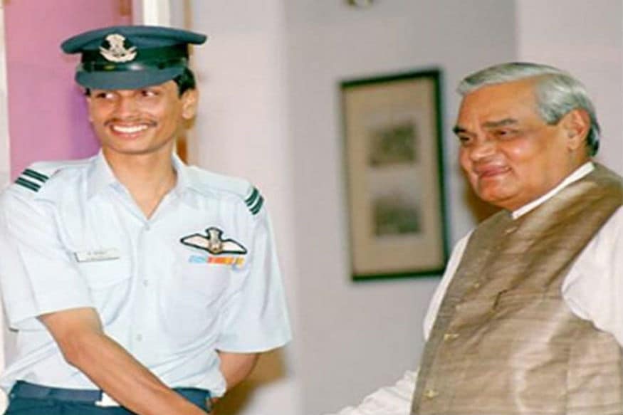 कारगिल युद्धादरम्यान लेफ्टनंट नचिकेता 29 मे 1999 या दिवशी मिग – 21 या विमानानं पाकिस्तानच्या ठिकाणांवर हल्ला करत होते. याचवेळी त्यांच्या विमानाचं इंजिन बंद पडून विमान पडल्यानंतर त्यांना पाकिस्ताननं ताब्यात घेतलं. पण, केवळ 8 दिवसांच्या त्यांची सुटका केली गेली. यावेळी नचिकेता यांचं वय 26 वर्षे होतं. कारगिल युद्धादरम्यान लेफ्टनंट नचिकेता 29 मे 1999 या दिवशी मिग – 21 या विमानानं पाकिस्तानच्या ठिकाणांवर हल्ला करत होते. याचवेळी त्यांच्या विमानाचं इंजिन बंद पडून विमान पडल्यानंतर त्यांना पाकिस्ताननं ताब्यात घेतलं. पण, केवळ 8 दिवसांच्या त्यांची सुटका केली गेली. यावेळी नचिकेता यांचं वय 26 वर्षे होतं.