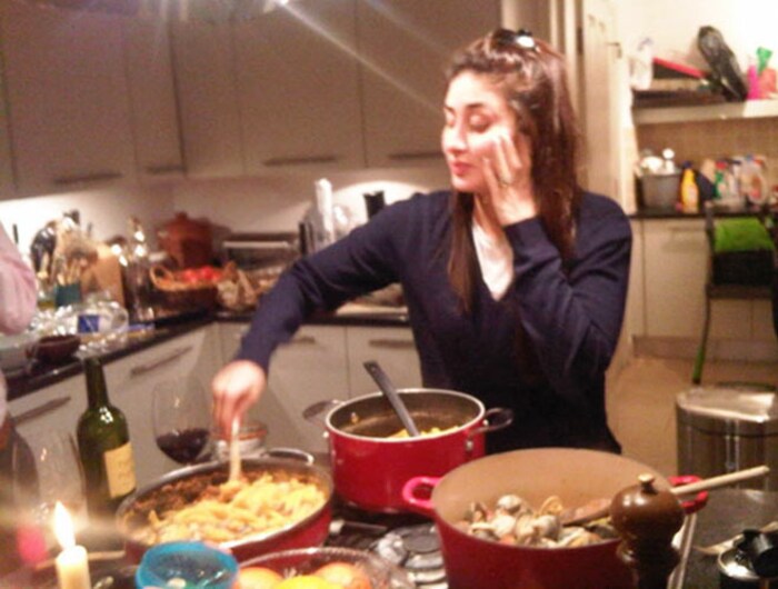 मधल्या वेळेत करिना प्रोटिन शेक आणि फळं खाते. रात्रीच्या जेवणात चपाती,डाळ आणि भाज्याचं सूप असतं.