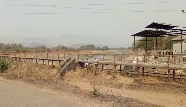दरम्यानच्या काळात पती तिला घेवून पनवेल इथं स्थायिक झाला. परंतु, 15 दिवसांपूर्वी नम्रता घरातून निघून गेली. दरम्यानच्या काळात पती तिला घेवून पनवेल इथं स्थायिक झाला. परंतु, 15 दिवसांपूर्वी नम्रता घरातून निघून गेली.