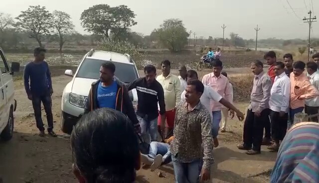 आज सकाळी दोघांचेही मृतदेह कर्जतमधील वडवलीतील उल्हास नदीवरील पुलाला दोरीच्या सहाय्याने लटकलेल्या अवस्थेत आढळून आले होते. नम्रता मराडे आणि सचिन घुडे अशी त्यांची नावं आहेत. आज सकाळी दोघांचेही मृतदेह कर्जतमधील वडवलीतील उल्हास नदीवरील पुलाला दोरीच्या सहाय्याने लटकलेल्या अवस्थेत आढळून आले होते. नम्रता मराडे आणि सचिन घुडे अशी त्यांची नावं आहेत.