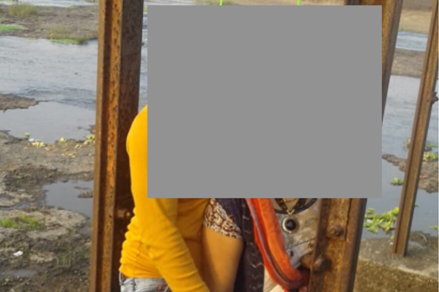 कर्जत तालुक्यातील वडवली येथे विवाहीत महिलेलं आपल्या प्रियकरासोबत र गळफास घेवून आत्महत्या केल्याची खळबळजनक घटना घडली आहे. कर्जत तालुक्यातील वडवली येथे विवाहीत महिलेलं आपल्या प्रियकरासोबत र गळफास घेवून आत्महत्या केल्याची खळबळजनक घटना घडली आहे.