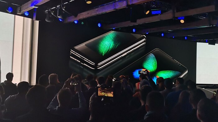 बुधवारी सॅनफ्रान्सिस्कोमध्ये झालेल्या Galaxy Unpacked या कार्यक्रमात हा फोन लॉंच करण्यात आला आणि या पहिल्याच फोल्डेबल फोनचं नाव Galaxy Fold ठेवलं आहे. 