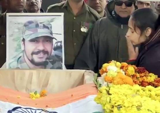 डोंडियाल यांच्यासह अन्य 4 जवान देखील या चकमकीत शहीद झाले. मेजर डोंडियाल यांच्या पार्थिवावर मंगळवारी अंत्यसंस्कार करण्यात आले. यावेळी येथे उपस्थित असलेल्या नागरिकांनी 'भारत माता की जय' आणि पाकिस्तान विरोधात घोषणा दिल्या. डोंडियाल यांच्यासह अन्य 4 जवान देखील या चकमकीत शहीद झाले. मेजर डोंडियाल यांच्या पार्थिवावर मंगळवारी अंत्यसंस्कार करण्यात आले. यावेळी येथे उपस्थित असलेल्या नागरिकांनी 'भारत माता की जय' आणि पाकिस्तान विरोधात घोषणा दिल्या.