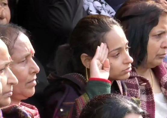 शहीद डोंडियाल यांच्या जाण्यामुळे त्यांच्या कुटुंबार दुखाचा डोंगर कोसळा. पण अशातही त्यांना अखेरच निरोप देण्यासाठी त्यांच्या पत्नीने त्यांना अभिमानाने Salute केला. शहीद डोंडियाल यांच्या जाण्यामुळे त्यांच्या कुटुंबार दुखाचा डोंगर कोसळा. पण अशातही त्यांना अखेरच निरोप देण्यासाठी त्यांच्या पत्नीने त्यांना अभिमानाने Salute केला.