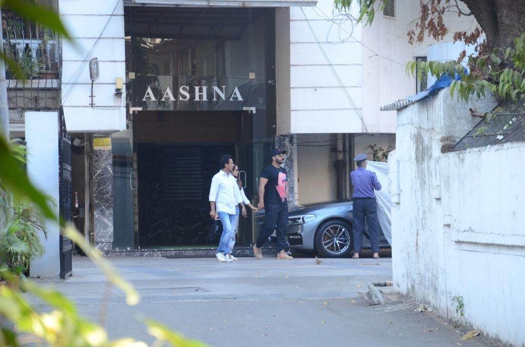 बॉलिवूडचा अभिनेता अर्जुन कपूर आणि मलायका अरोरा पुन्हा एकदा एकत्र कॅमेऱ्यात कैद झाले आहे. यावेळी दोघेही चक्क हातात घेऊन फिरत होते. बॉलिवूडचा अभिनेता अर्जुन कपूर आणि मलायका अरोरा पुन्हा एकदा एकत्र कॅमेऱ्यात कैद झाले आहे. यावेळी दोघेही चक्क हातात घेऊन फिरत होते.