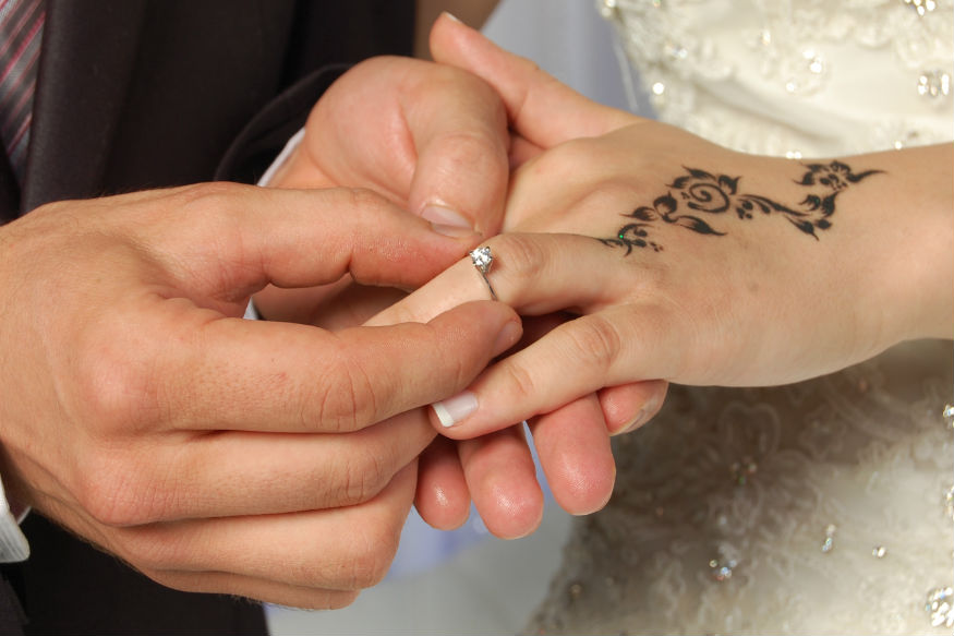 दोघांपैकी एकाचा घटस्फोट झालेला असेल तर divorce decree लागते. रेसिडेंटल प्रूफ म्हणून विजेचं बिल दाखवावं लागेल. दोघांपैकी एकाचा घटस्फोट झालेला असेल तर divorce decree लागते. रेसिडेंटल प्रूफ म्हणून विजेचं बिल दाखवावं लागेल.