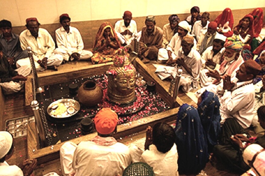 या गावातल्या एका मुस्लीम व्यक्तीनं सांगितलं की हिंदू देवळात पूजा करतात, तेव्हा नमाजचा लाऊडस्पीकर कमी आवाजात असतो. तररमजानमध्ये कोणी खुलेआम जेवणावळी घालत नाहीत. नमाजच्या वेळी मंदिरातल्या घंटा वाजवल्या जात नाहीत. गावात सगळे जण होळी खेळतात. या गावातल्या एका मुस्लीम व्यक्तीनं सांगितलं की हिंदू देवळात पूजा करतात, तेव्हा नमाजचा लाऊडस्पीकर कमी आवाजात असतो. तररमजानमध्ये कोणी खुलेआम जेवणावळी घालत नाहीत. नमाजच्या वेळी मंदिरातल्या घंटा वाजवल्या जात नाहीत. गावात सगळे जण होळी खेळतात.