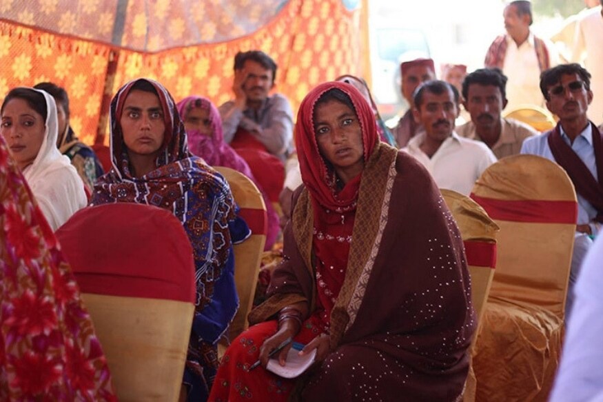 मिठीमध्ये 80 टक्के हिंदू राहतात. पाकिस्तान बनलं तेव्हापासून इथे हिंदू आणि मुस्लीम एकोप्यानं राहतायत. मिठीमध्ये 80 टक्के हिंदू राहतात. पाकिस्तान बनलं तेव्हापासून इथे हिंदू आणि मुस्लीम एकोप्यानं राहतायत.