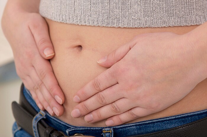 प्रेग्नन्ट (Pregnant) - मासिक पाळी चुकली हे प्रेग्नन्ट असण्याचं पहिलं लक्षण आहे. मत्र काही महिलांना प्रेग्नन्सीमध्ये रक्तस्रावही होतो. गर्भाशयाबाहेर बीज फलित होतं, तेव्हादेखील असं होतं. मात्र हे खूप दुर्मिळ आहे.