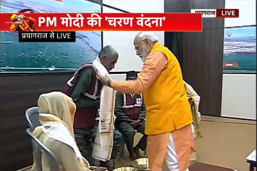 पंतप्रधान नरेंद्र मोदींनी कुंभ मेळ्यामध्ये सफाई कर्मचाऱ्यांचे पाय धुतले. यावेळी NEWS18शी बोलताना सफाई कर्मचारी खूप भावूक झाल्याचे पाहायाला मिळाले. पंतप्रधान नरेंद्र मोदींनी कुंभ मेळ्यामध्ये सफाई कर्मचाऱ्यांचे पाय धुतले. यावेळी NEWS18शी बोलताना सफाई कर्मचारी खूप भावूक झाल्याचे पाहायाला मिळाले.
