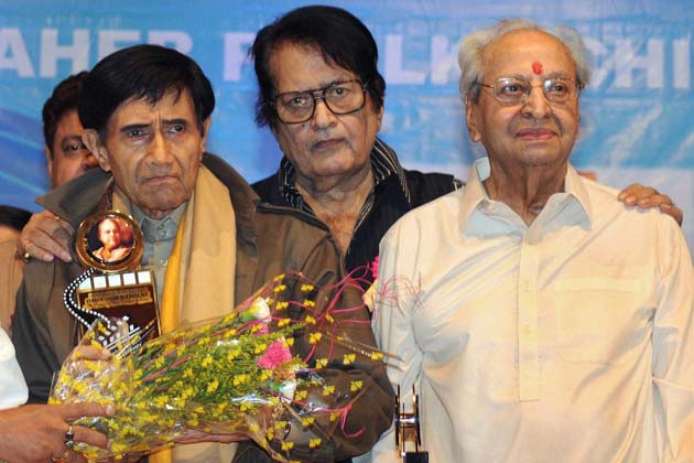 प्राण यांच्या खासगी आयुष्याबद्दल बोलायचे झाले तर १८ एप्रिल १९४५ मध्ये त्यांना शुक्ला अहलुवालिया यांच्याशी लग्न केलं. त्यांना अरविंद, सुनील आणि पिंकी ही तीन मुलं आहेत. प्राण यांच्या खासगी आयुष्याबद्दल बोलायचे झाले तर १८ एप्रिल १९४५ मध्ये त्यांना शुक्ला अहलुवालिया यांच्याशी लग्न केलं. त्यांना अरविंद, सुनील आणि पिंकी ही तीन मुलं आहेत.