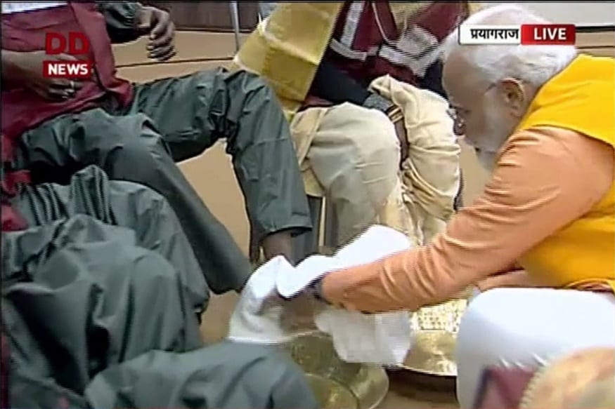 सफाई कर्मचाऱ्यांचे पाय धुतल्यानंतर मोदींनी त्यांना वंदन देखील केलं. सफाई कर्मचाऱ्यांनी कुंभ मेळ्यामध्ये महत्त्वाचं योगदान दिलं आहे. सफाई कर्मचाऱ्यांचे पाय धुतल्यानंतर मोदींनी त्यांना वंदन देखील केलं. सफाई कर्मचाऱ्यांनी कुंभ मेळ्यामध्ये महत्त्वाचं योगदान दिलं आहे.