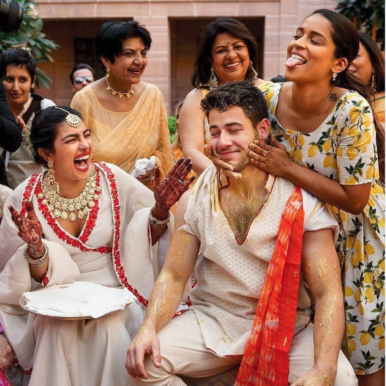 प्रियांका चोप्रा आणि निक जोनसच्या लग्नाला २ महिने उलटून गेले. आता त्यांच्या हळदीचे फोटो व्हायरल होत आहेत. या फोटोमध्ये प्रियांका आणि निकची मैत्रीण लिली सिंह निकला हळद लावताना दिसत आहे. या फोटोत स्पष्ट दिसतं की लिली निकला हळद लावताना त्याच्या कुर्त्याची उजवी बाजू फाटली आहे. प्रियांका चोप्रा आणि निक जोनसच्या लग्नाला २ महिने उलटून गेले. आता त्यांच्या हळदीचे फोटो व्हायरल होत आहेत. या फोटोमध्ये प्रियांका आणि निकची मैत्रीण लिली सिंह निकला हळद लावताना दिसत आहे. या फोटोत स्पष्ट दिसतं की लिली निकला हळद लावताना त्याच्या कुर्त्याची उजवी बाजू फाटली आहे.