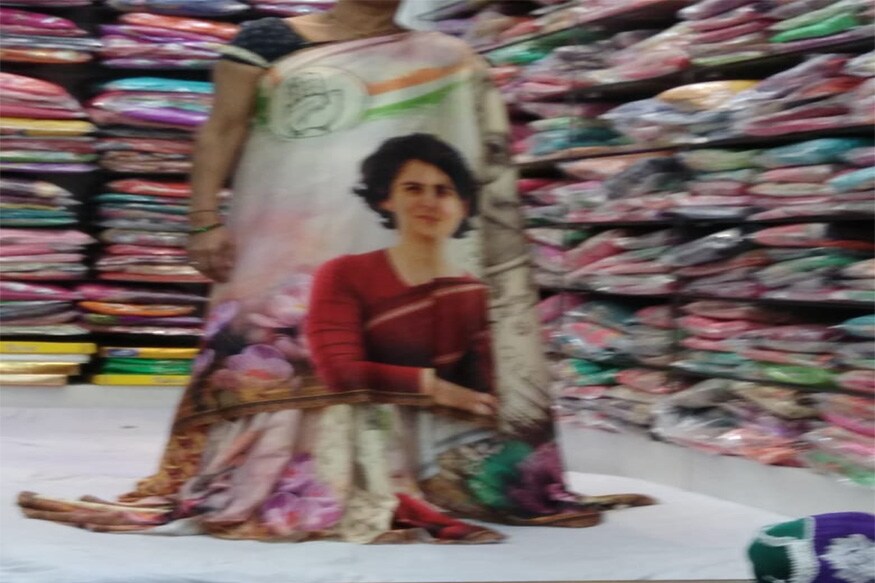 अनेक राज्यांतून प्रियांका यांची प्रतिमा असणाऱ्या साड्यांना मोठी मागणी आहे, असं या विक्रेत्यांचं म्हणणं आहे. अनेक राज्यांतून प्रियांका यांची प्रतिमा असणाऱ्या साड्यांना मोठी मागणी आहे, असं या विक्रेत्यांचं म्हणणं आहे.
