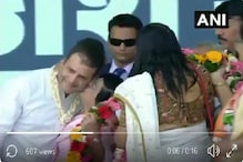 VIDEO : 'व्हॅलेंटाईन'च्या दिवशीच भर सभेत महिलेनं राहुल गांधींना केलं KISS VIDEO : 'व्हॅलेंटाईन'च्या दिवशीच भर सभेत महिलेनं राहुल गांधींना केलं KISS