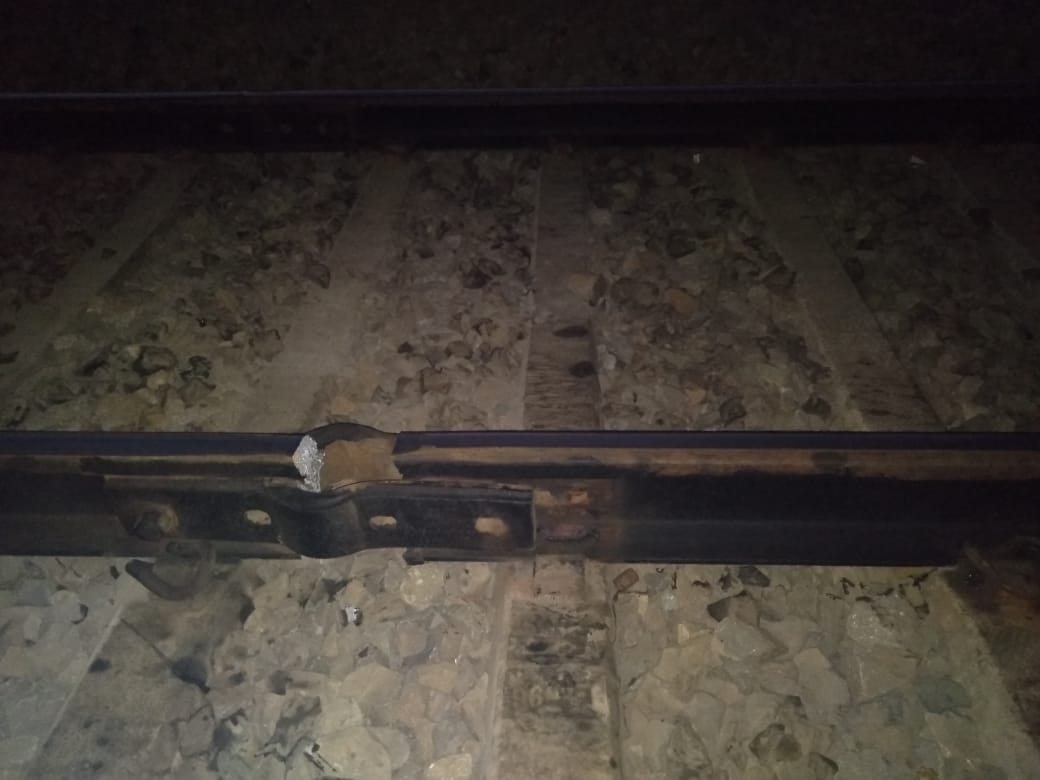 रेल्वे कर्मचाऱ्याच्या सतर्कतेमुळे रेल्वे रुळाला गेलेले तडे लक्षात आले आणि मोठी रेल्वे दुर्घटना टळली. रेल्वे कर्मचाऱ्याच्या सतर्कतेमुळे रेल्वे रुळाला गेलेले तडे लक्षात आले आणि मोठी रेल्वे दुर्घटना टळली.