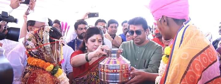 यावेळी राज ठाकरे म्हणाले की, 'नुकतंच माझा मुलगा अमितचं लग्न झालं. ह्या लग्न सोहळ्याने जो आनंद आणि समाधान दिलं तितकाच आनंद आणि समाधान आज अजून एका लग्न सोहळ्याने दिलं.' यावेळी राज ठाकरे म्हणाले की, 'नुकतंच माझा मुलगा अमितचं लग्न झालं. ह्या लग्न सोहळ्याने जो आनंद आणि समाधान दिलं तितकाच आनंद आणि समाधान आज अजून एका लग्न सोहळ्याने दिलं.'