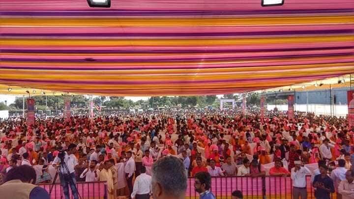पालघर जिल्हा महाराष्ट्र नवनिर्माण सेनेने त्या भागातील ५०० आदिवासी जोडप्यांच्या सामूहिक लग्न सोहळा पक्षातर्फे घडवून आणला. ह्या बद्दल पालघर येथील तमाम महाराष्ट्र सैनिकांचं आणि जिल्हाध्यक्ष अविनाश जाधव आणि कुंदन संखे ह्यांचं राज यांनी अभिनंदन केलं. पालघर जिल्हा महाराष्ट्र नवनिर्माण सेनेने त्या भागातील ५०० आदिवासी जोडप्यांच्या सामूहिक लग्न सोहळा पक्षातर्फे घडवून आणला. ह्या बद्दल पालघर येथील तमाम महाराष्ट्र सैनिकांचं आणि जिल्हाध्यक्ष अविनाश जाधव आणि कुंदन संखे ह्यांचं राज यांनी अभिनंदन केलं.