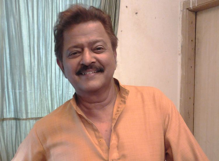 चांदोबा चांदोबा भागलास का? चित्रपटातून त्यांनी सिनेमात पदार्पण केलं होतं. त्यांचा माहेरची साडी सिनेमा तर सुपरडुपर हिट झाला होता. याशिवाय अष्टविनायक, आई पाहिजे आणि हिंदी कुछ तो है, भावेश जोशी या सिनेमांतही त्यांनी भूमिका केल्या होत्या. चांदोबा चांदोबा भागलास का? चित्रपटातून त्यांनी सिनेमात पदार्पण केलं होतं. त्यांचा माहेरची साडी सिनेमा तर सुपरडुपर हिट झाला होता. याशिवाय अष्टविनायक, आई पाहिजे आणि हिंदी कुछ तो है, भावेश जोशी या सिनेमांतही त्यांनी भूमिका केल्या होत्या.
