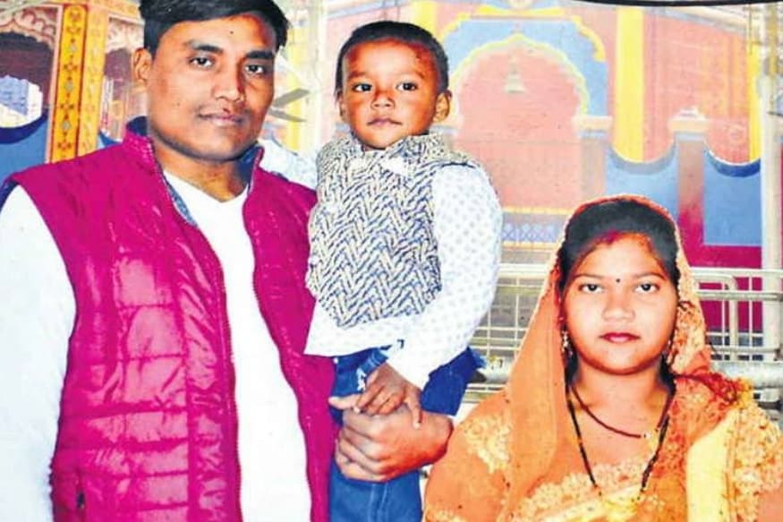 जम्मू- काश्मीरच्या पुलवामा येथे झालेल्या दहशतवादी हल्यात बिहारचे जवान रतन ठाकूर शहीद झाले. जेव्हा ठाकूर यांच्या घरी मुलाच्या मृत्यूची बातमी कळली तेव्हा संपूर्ण कुटुंबावर आभाळ कोसळलं. वडील निरंजन ठाकूर तर पुरते कोलमडले. निरंजन म्हणाले की, ‘माझा एकच मुलगा होता आणि त्याला आम्ही फार कष्टाने मोठं केलं होतं.’ जम्मू- काश्मीरच्या पुलवामा येथे झालेल्या दहशतवादी हल्यात बिहारचे जवान रतन ठाकूर शहीद झाले. जेव्हा ठाकूर यांच्या घरी मुलाच्या मृत्यूची बातमी कळली तेव्हा संपूर्ण कुटुंबावर आभाळ कोसळलं. वडील निरंजन ठाकूर तर पुरते कोलमडले. निरंजन म्हणाले की, ‘माझा एकच मुलगा होता आणि त्याला आम्ही फार कष्टाने मोठं केलं होतं.’
